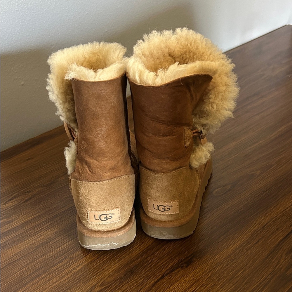 Bailey Button Short Uggs size 6 - Picture 2 of 5